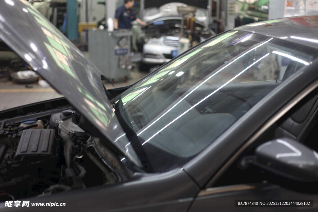 汽车维修中引擎盖已打开