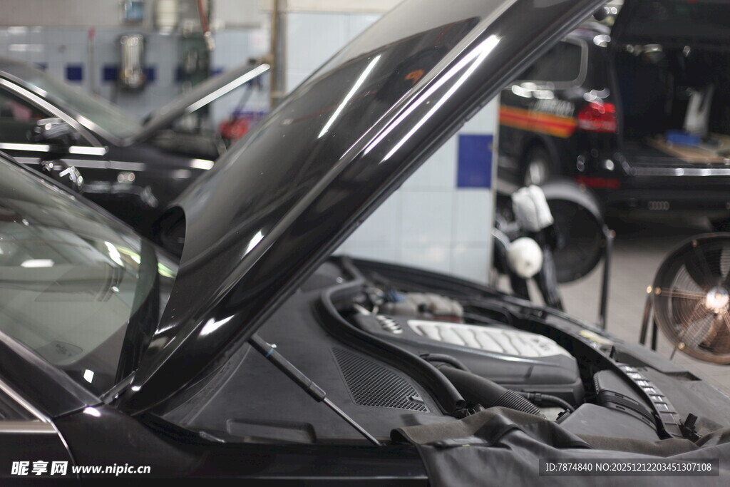 汽车引擎盖打开展示内部