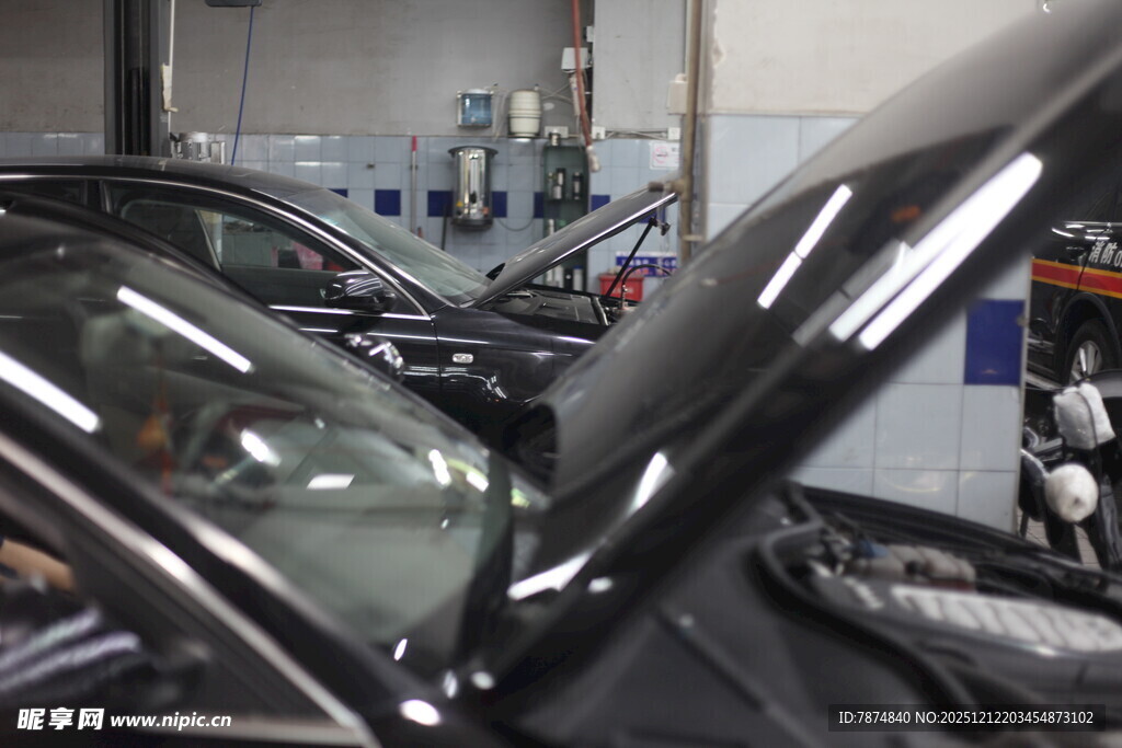 汽车维修车间内的车辆