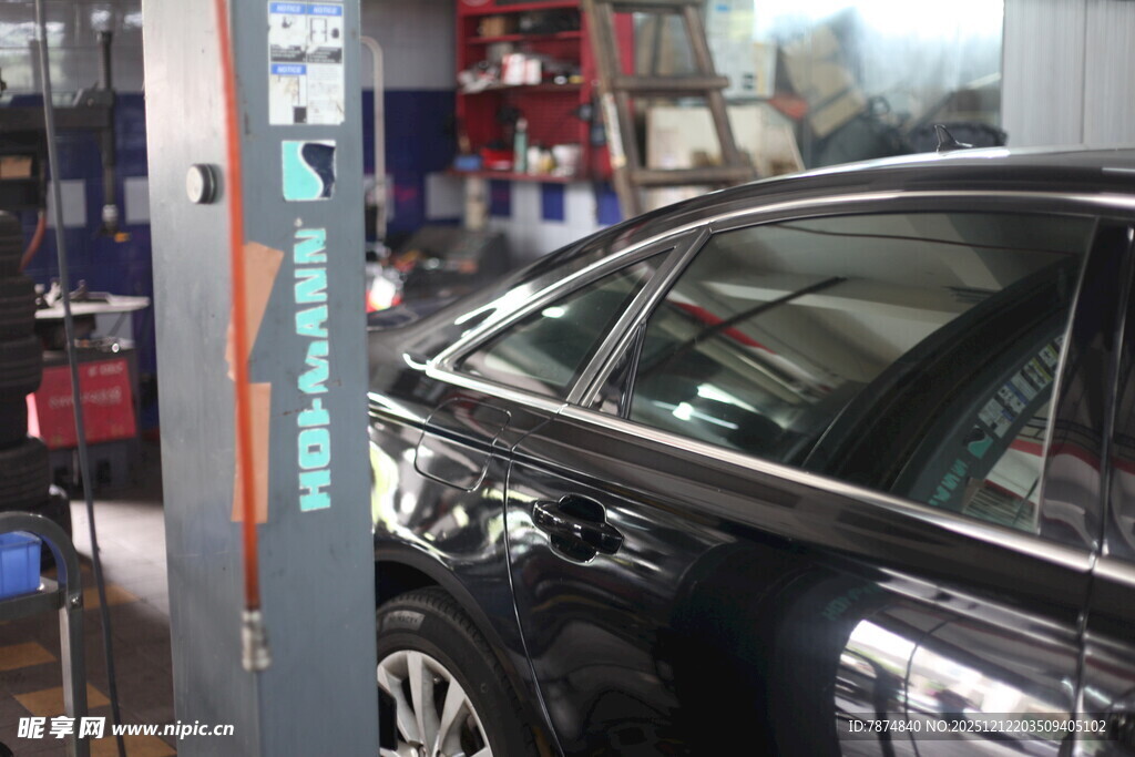 汽车维修店内的黑色轿车