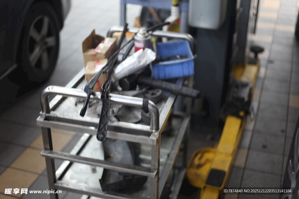 汽车维修架上的工具设备