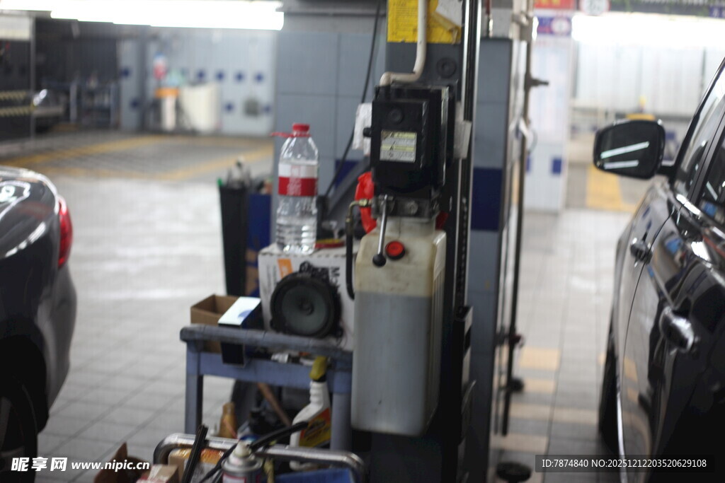 汽车维修车间设备与车辆