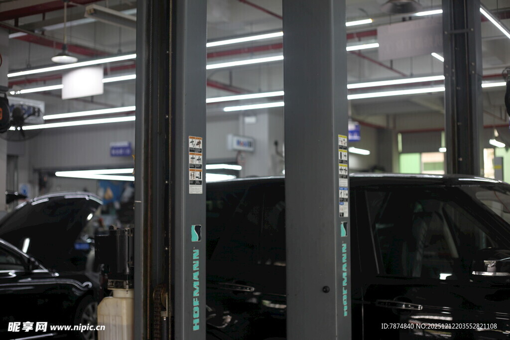 汽车维修车间内部场景