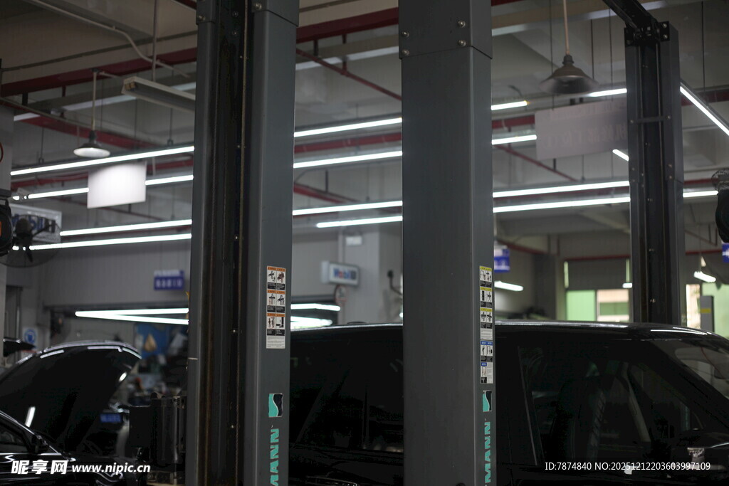 汽车维修车间内部场景