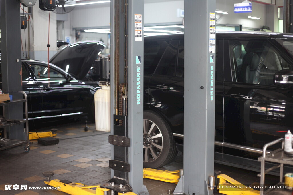 汽车维修车间内景