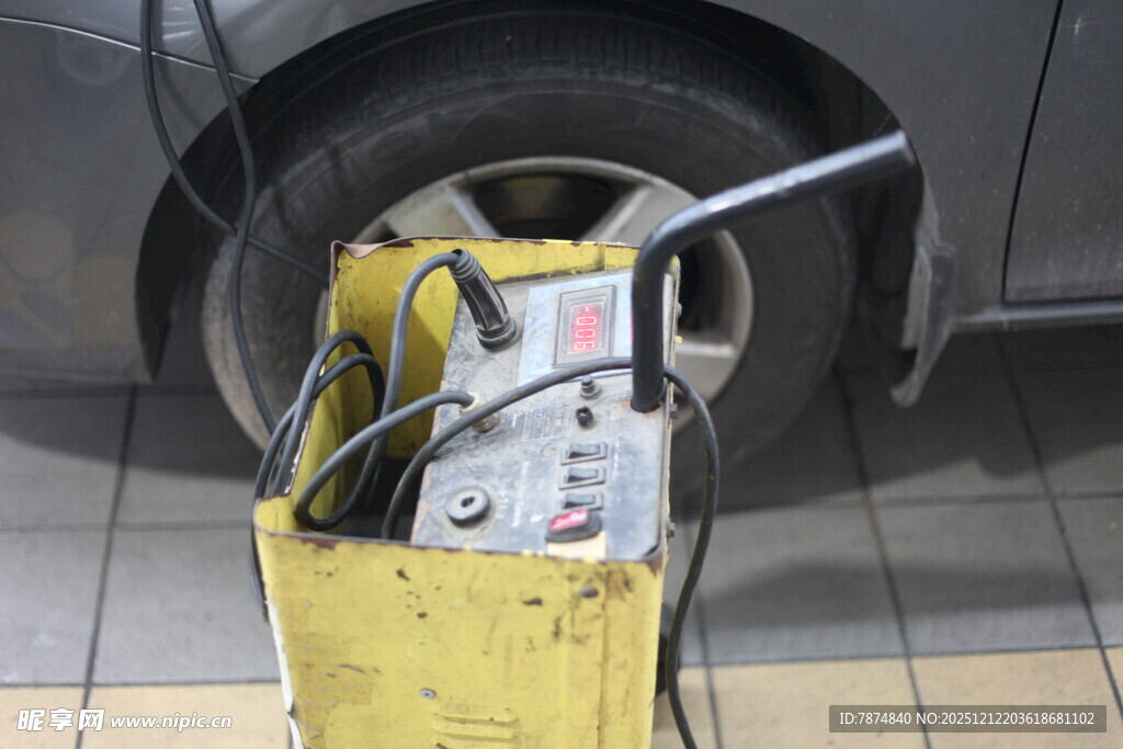 汽车千斤顶助力换胎操作