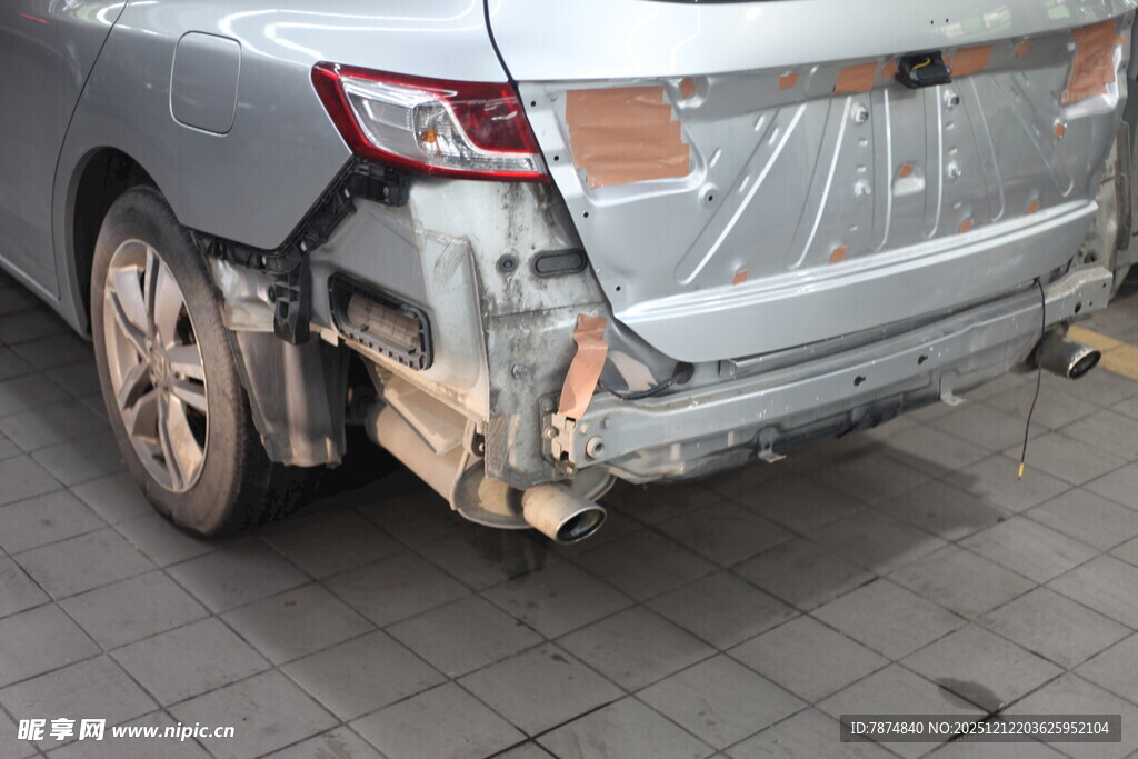 银色轿车后部严重碰撞受损