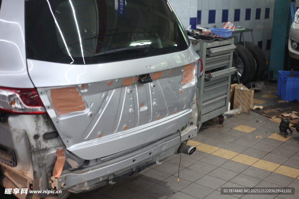 汽车后部维修场景