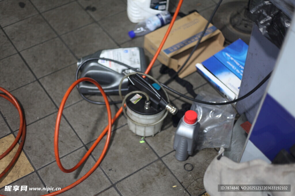 地面杂乱的工具与设备