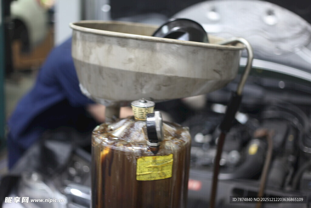 汽车维修中机油更换场景
