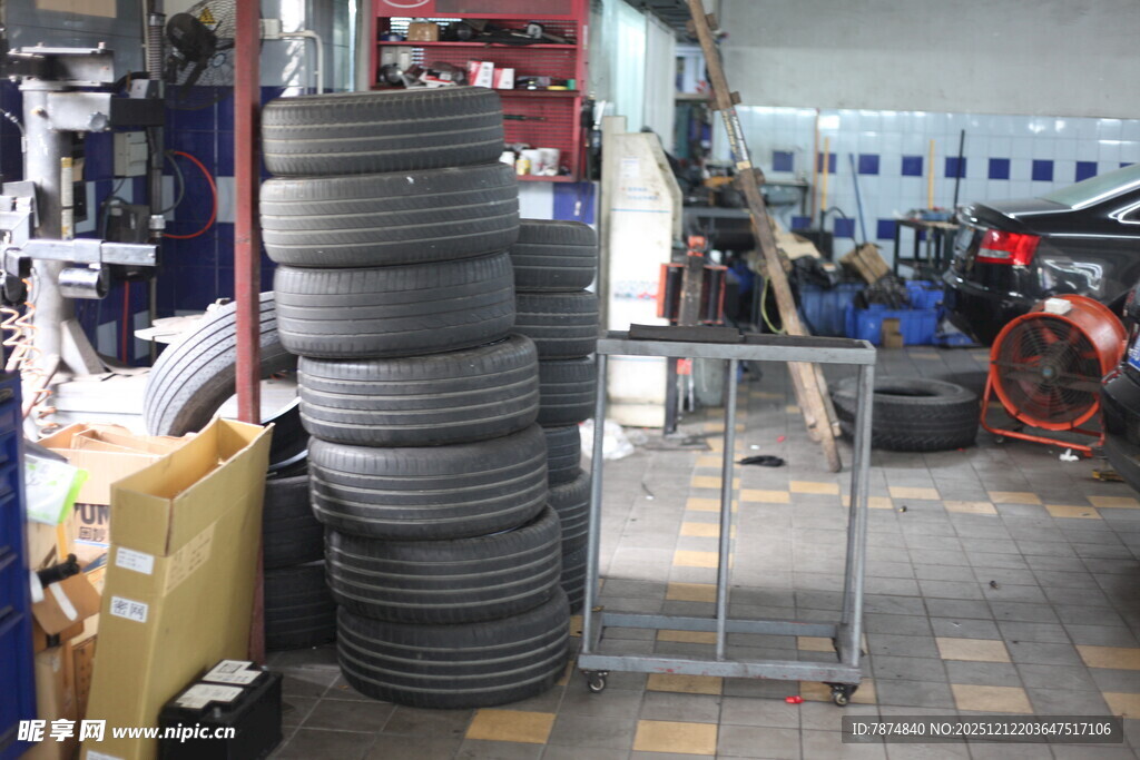 汽车维修店的轮胎堆放场景