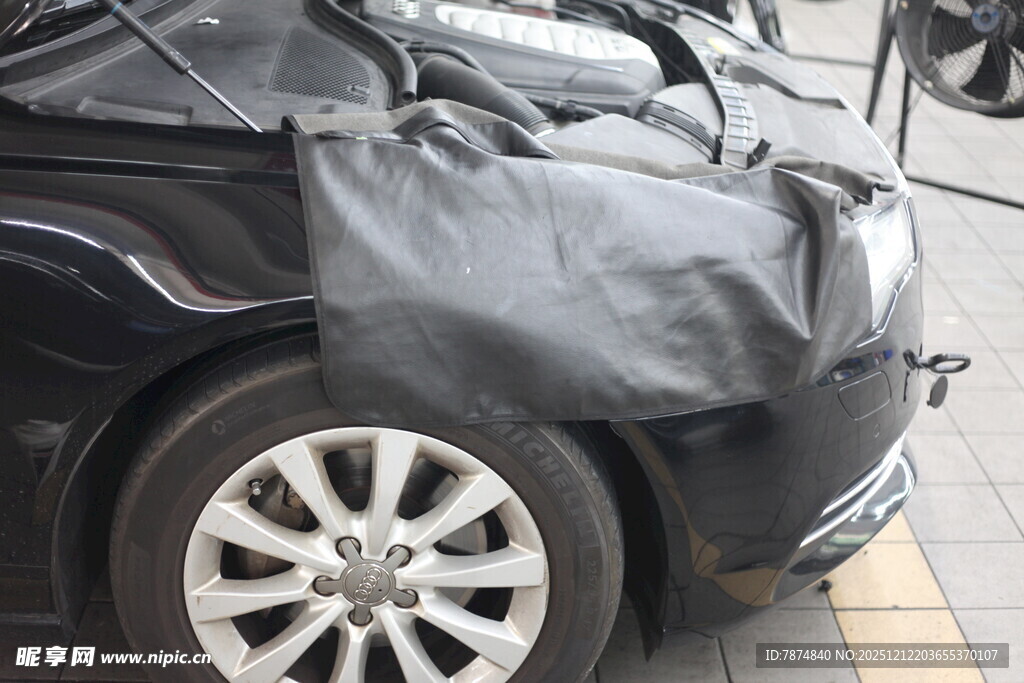 汽车前部维修防护场景