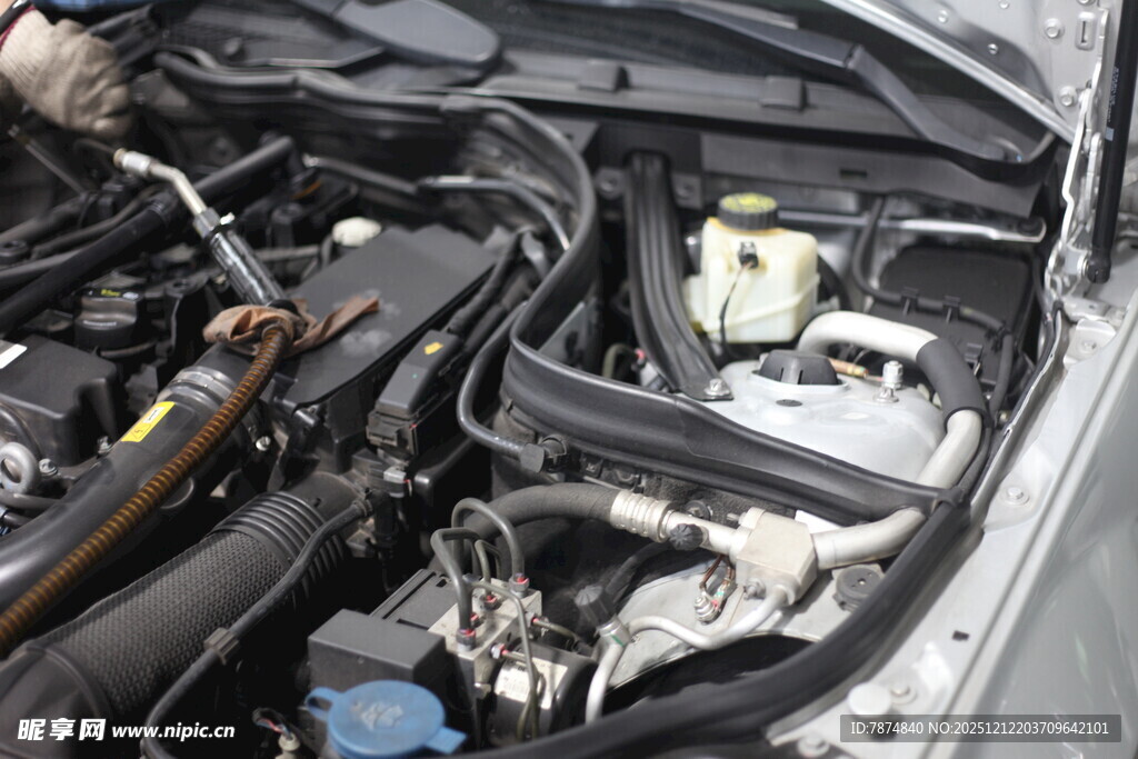 汽车发动机舱内部细节