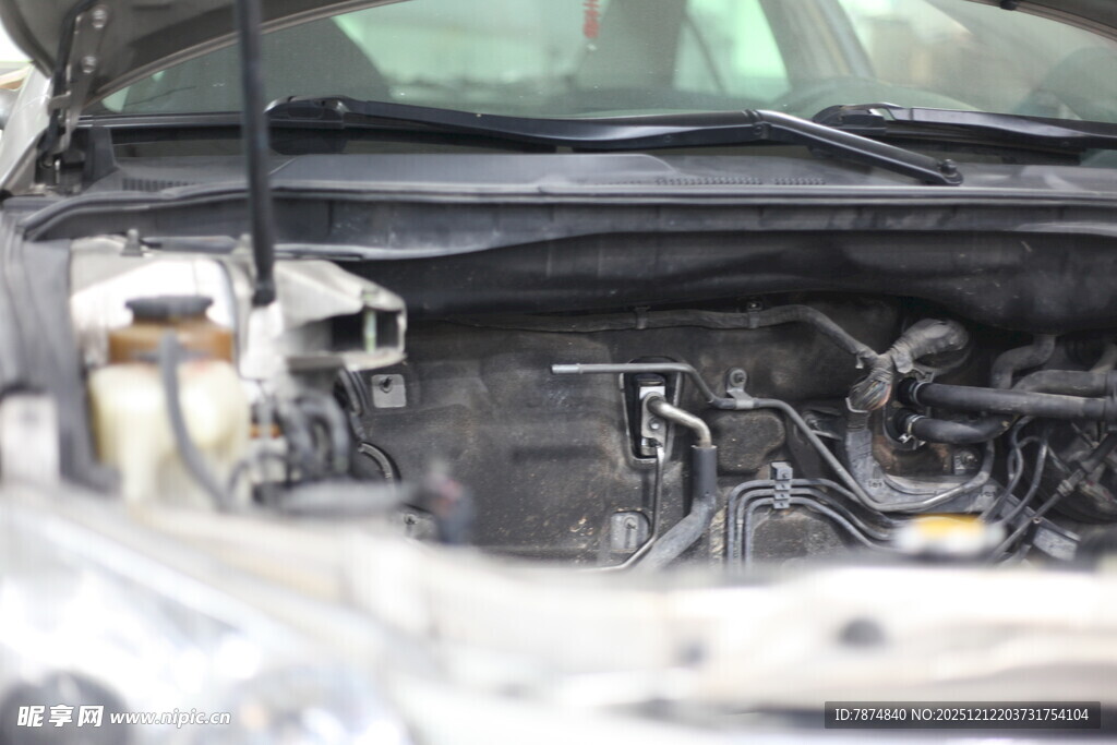 汽车发动机舱特写