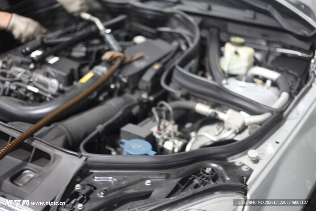 汽车发动机内部细节展示