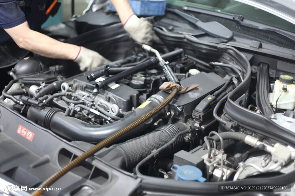 工人维修汽车发动机