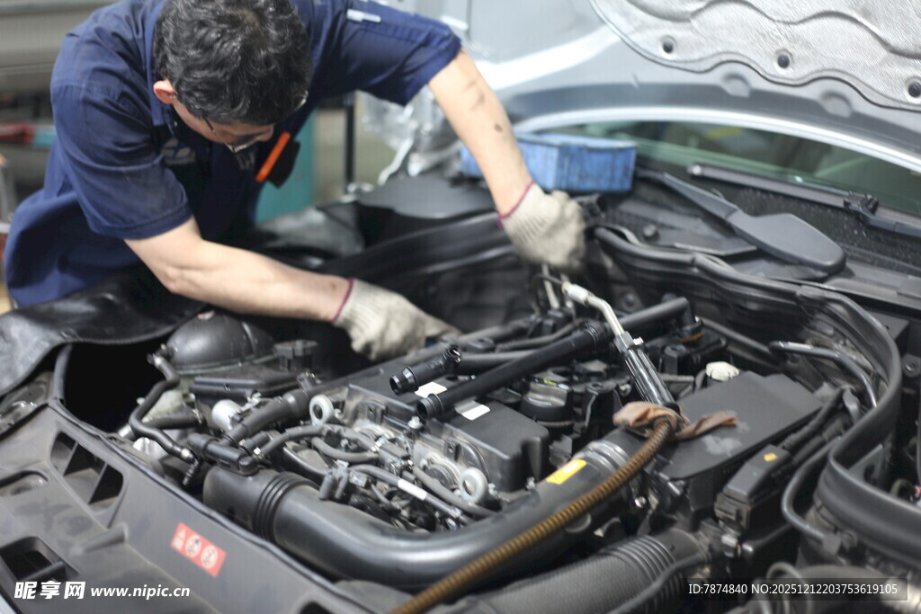 汽车维修工人专注检修引擎