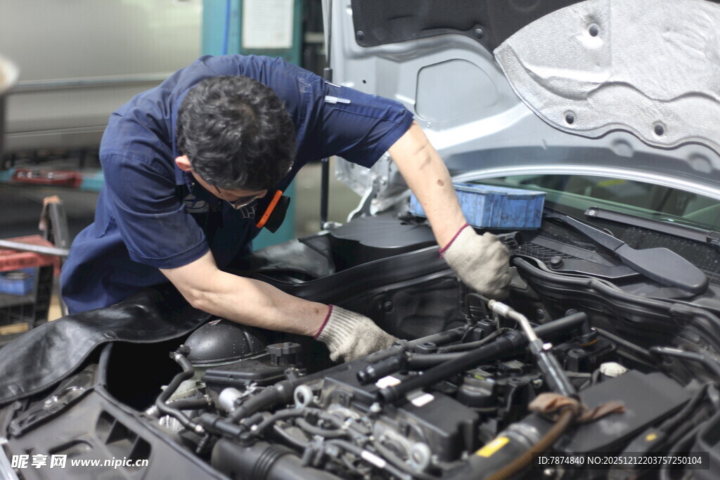汽修工人专注检修汽车
