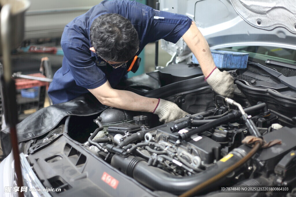 汽车维修工人专注检修