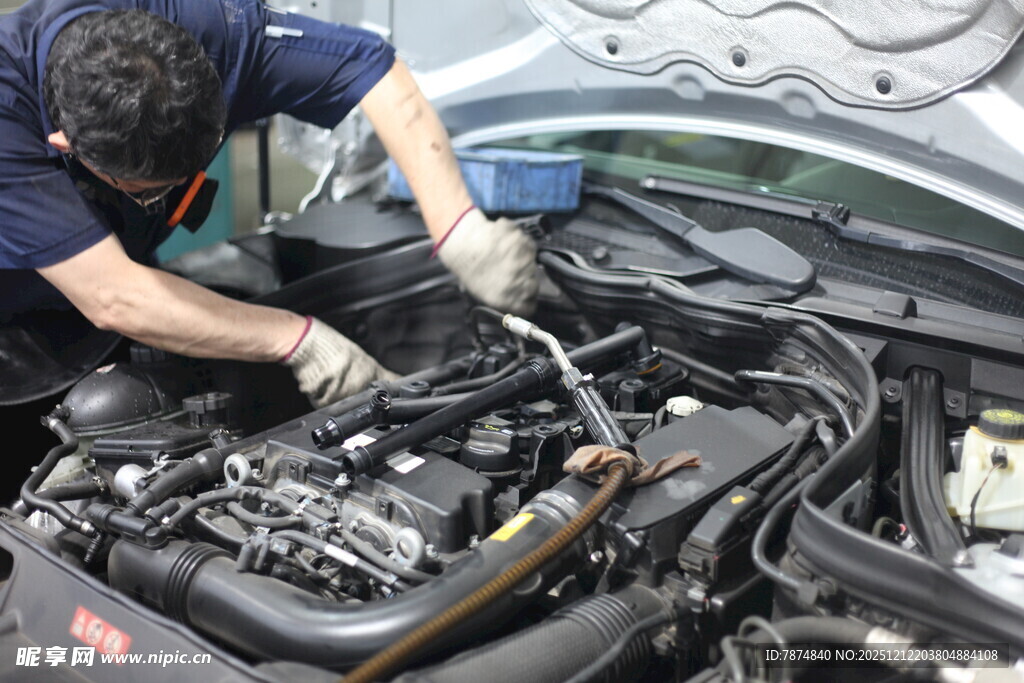 汽车维修工人检修发动机