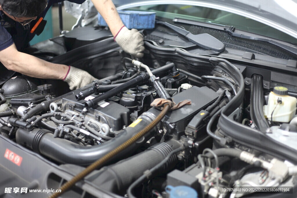 汽车发动机维修操作场景