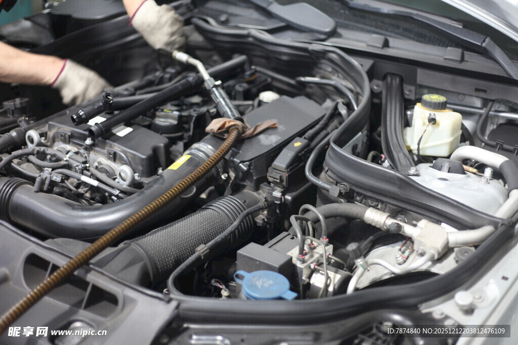 汽车发动机维修保养场景