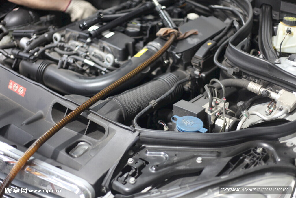 汽车发动机内部检修场景