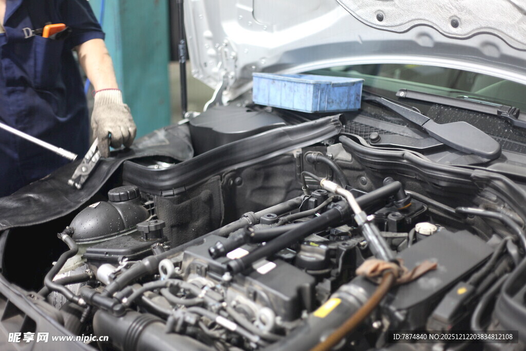 技工专注检修汽车发动机