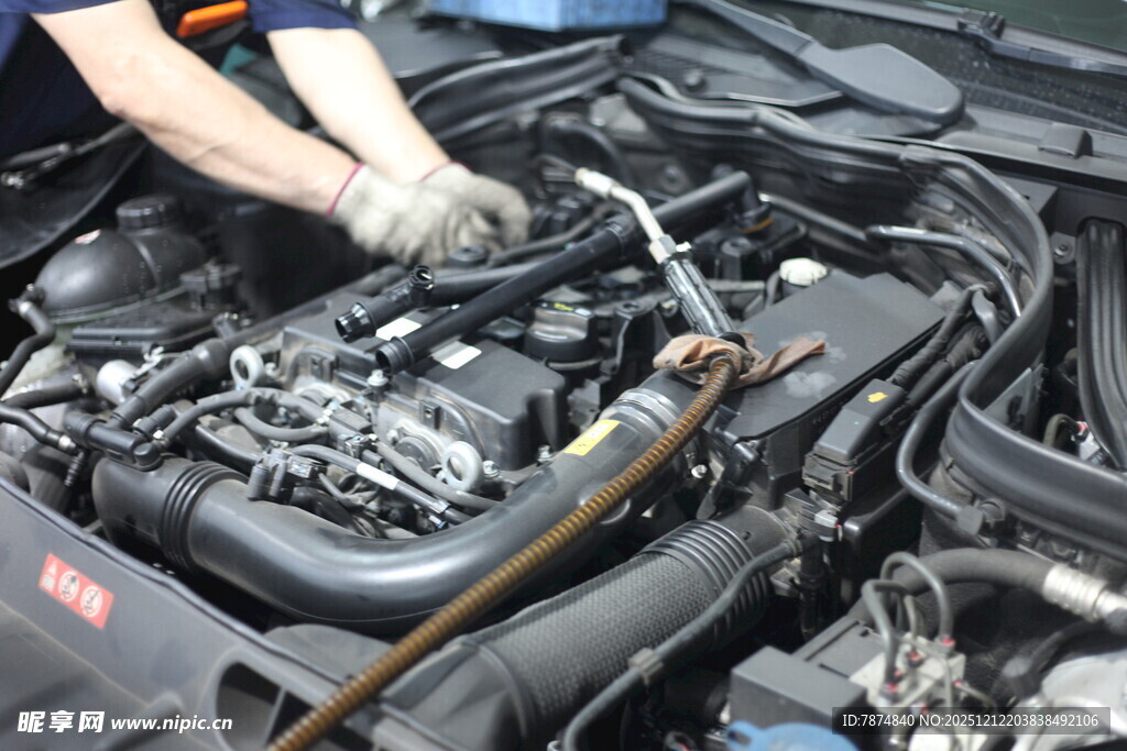 汽车发动机维修场景