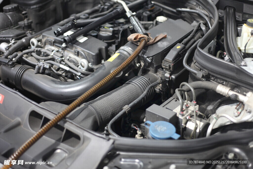 汽车发动机内部细节展示