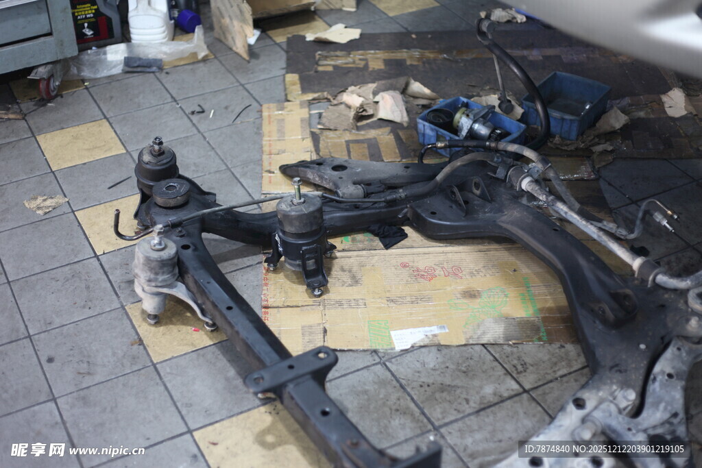 汽车车架部件置于车间地面