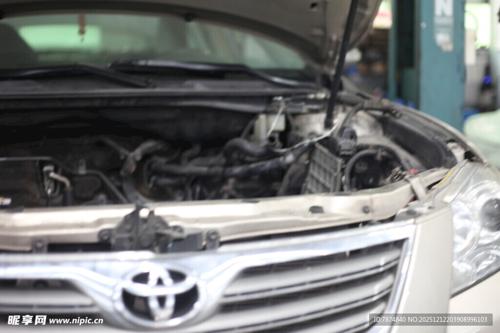 丰田汽车发动机舱特写