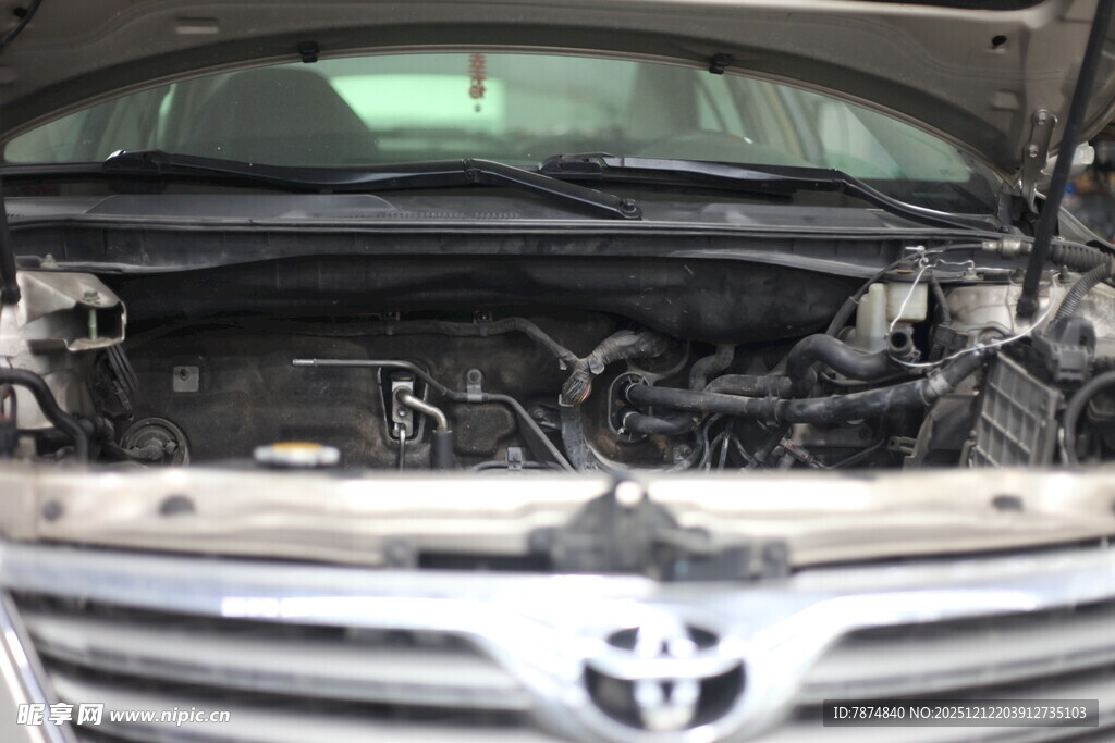 丰田汽车发动机舱特写
