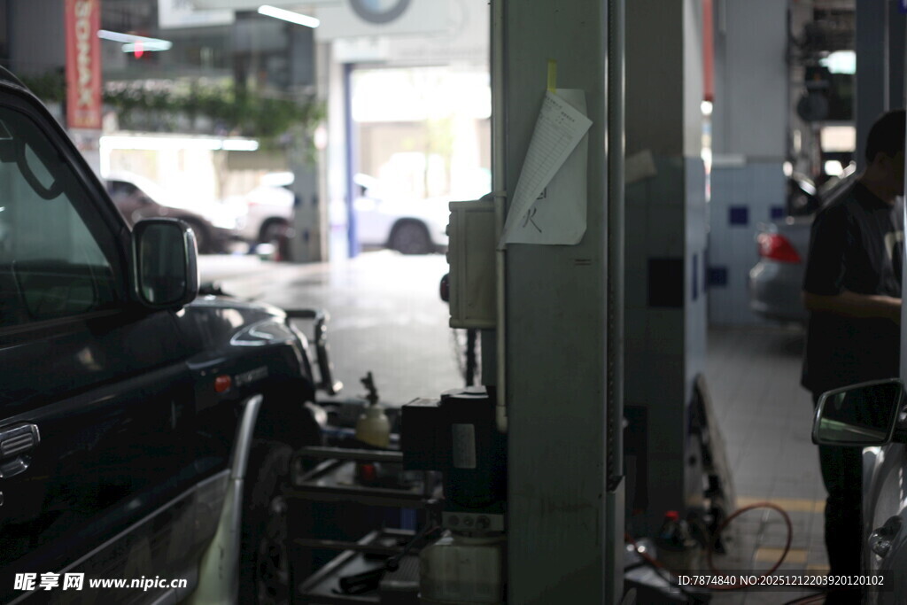 汽车维修车间内部场景