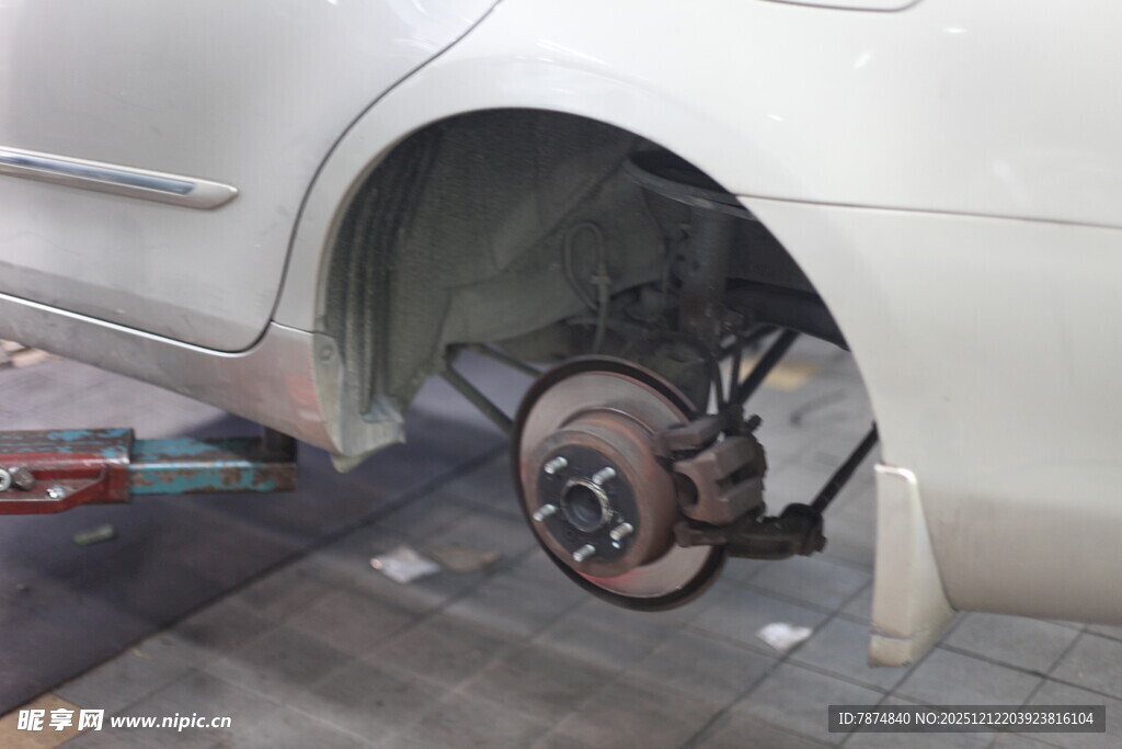 汽车刹车系统维修场景