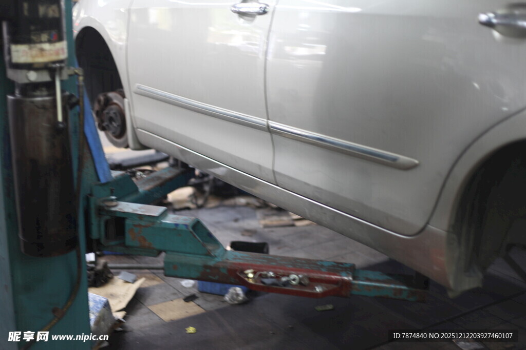 汽车维修中底盘检修场景