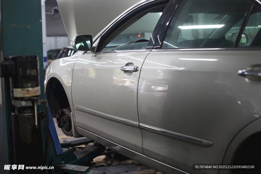 汽车维修中的银色轿车