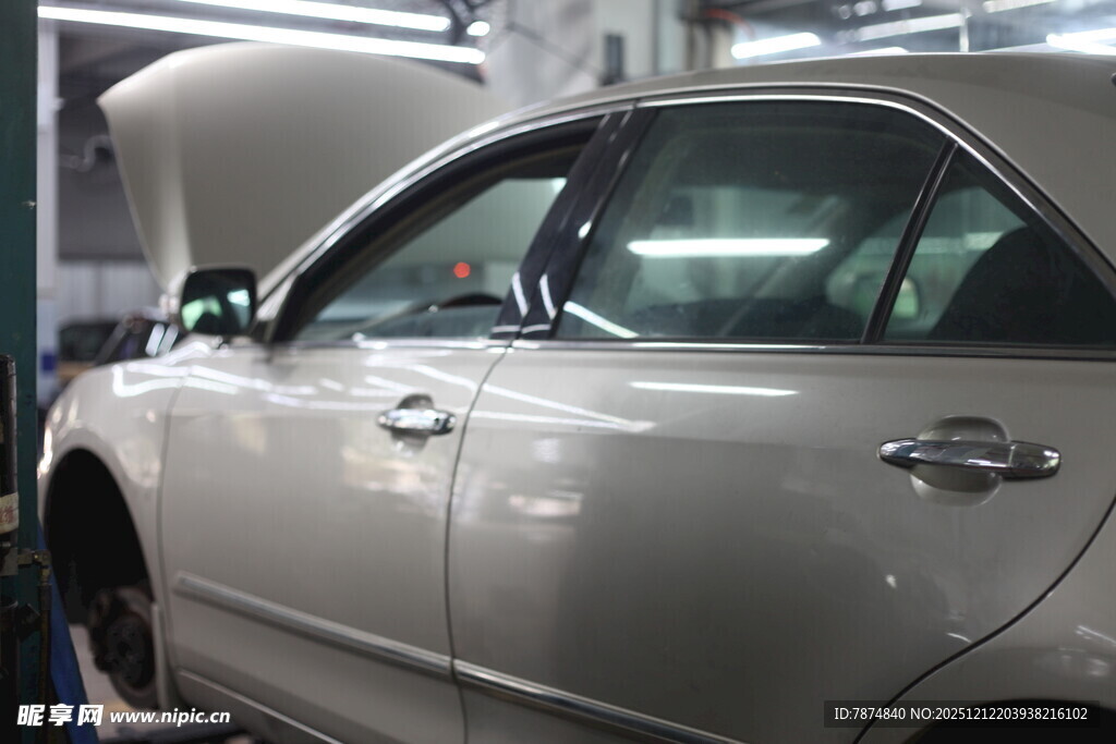 汽车维修车间内的轿车