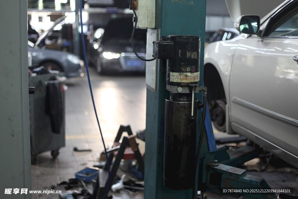 汽车维修车间作业场景