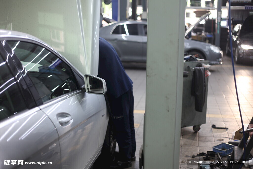 汽车维修车间工作场景