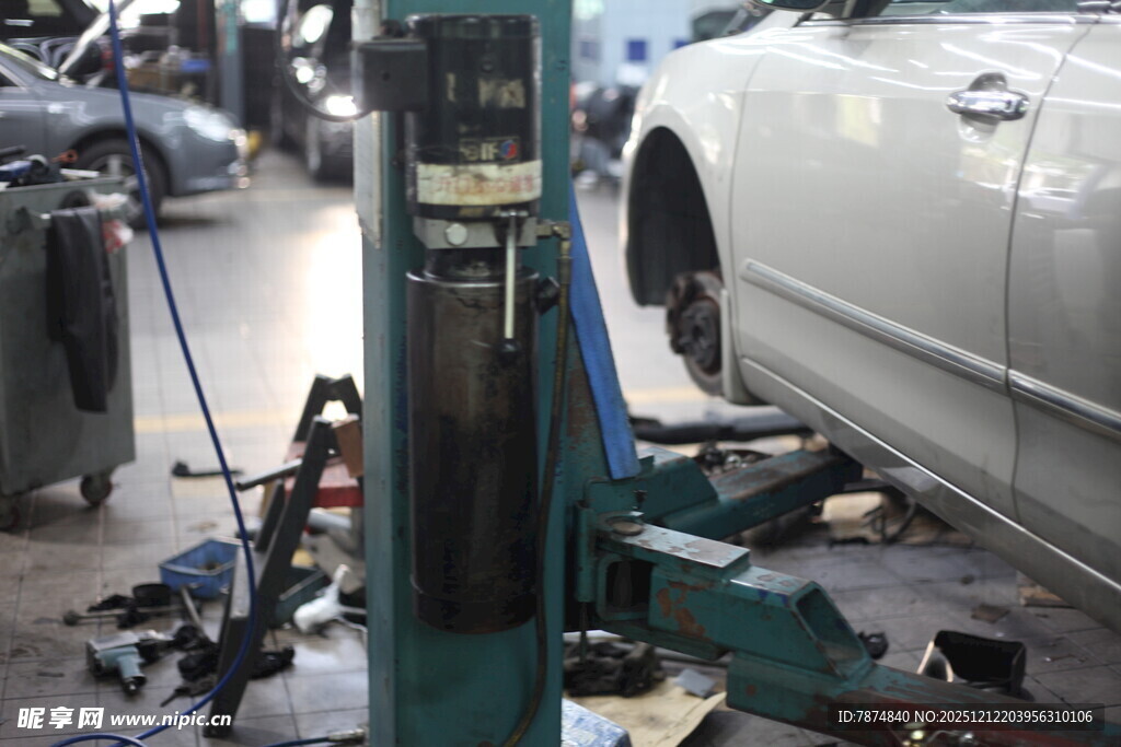 汽车维修车间作业场景