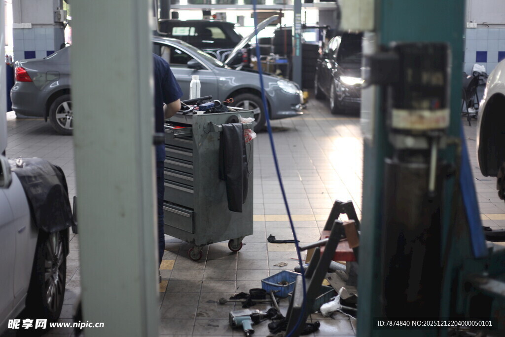 汽车维修车间内部场景