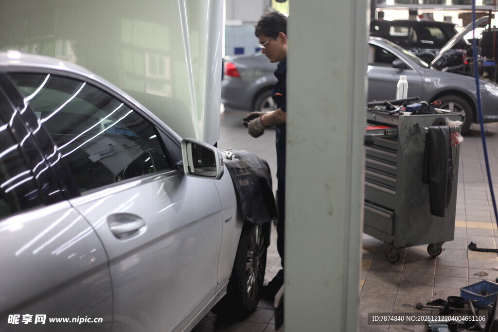 工人车间内专注维修汽车