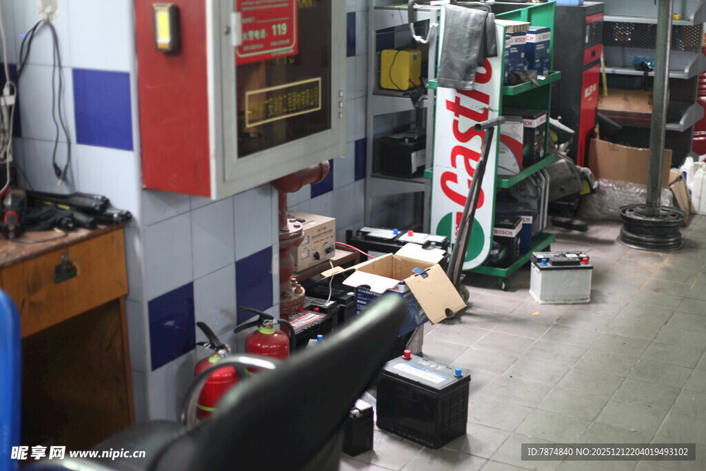 汽车维修车间内景