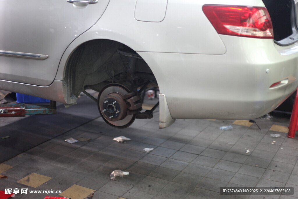 汽车后轮维修场景