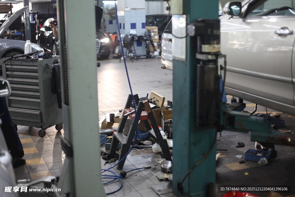 汽车维修车间作业场景