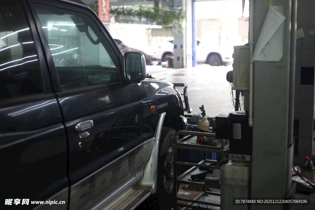 汽车维修车间内的车辆