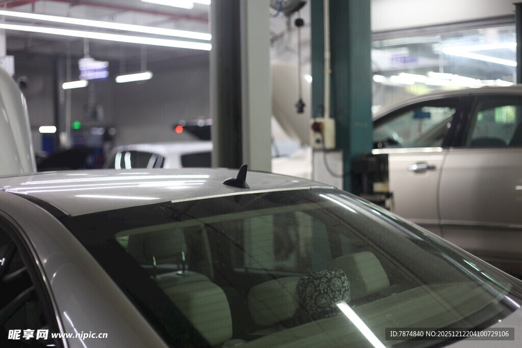 汽车维修车间内的车辆