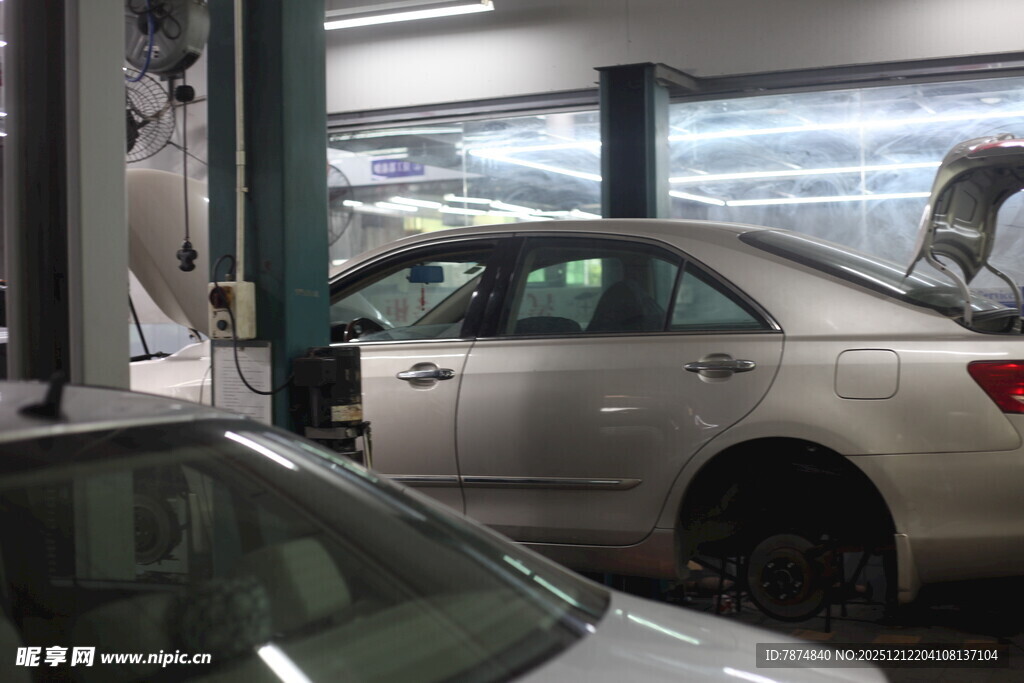 汽车维修车间内的车辆