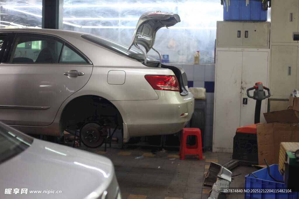 汽车维修车间场景